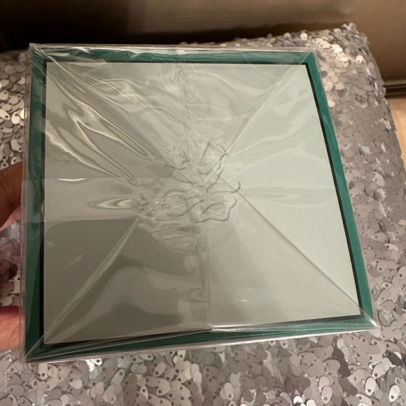 BNIB Authentic Oscar De La Renta - Picture 2 of 3